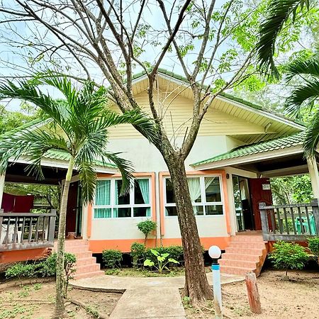 Lanta Palm Beach Resort , Beach Bungalow - Koh Lanta Exterior photo