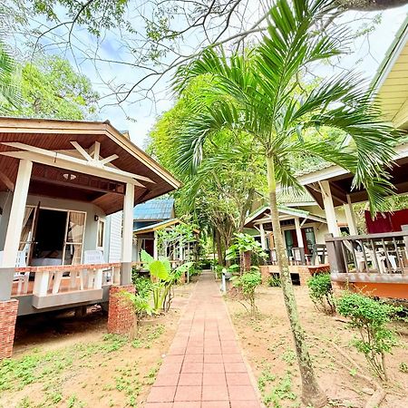 Lanta Palm Beach Resort , Beach Bungalow - Koh Lanta Exterior photo