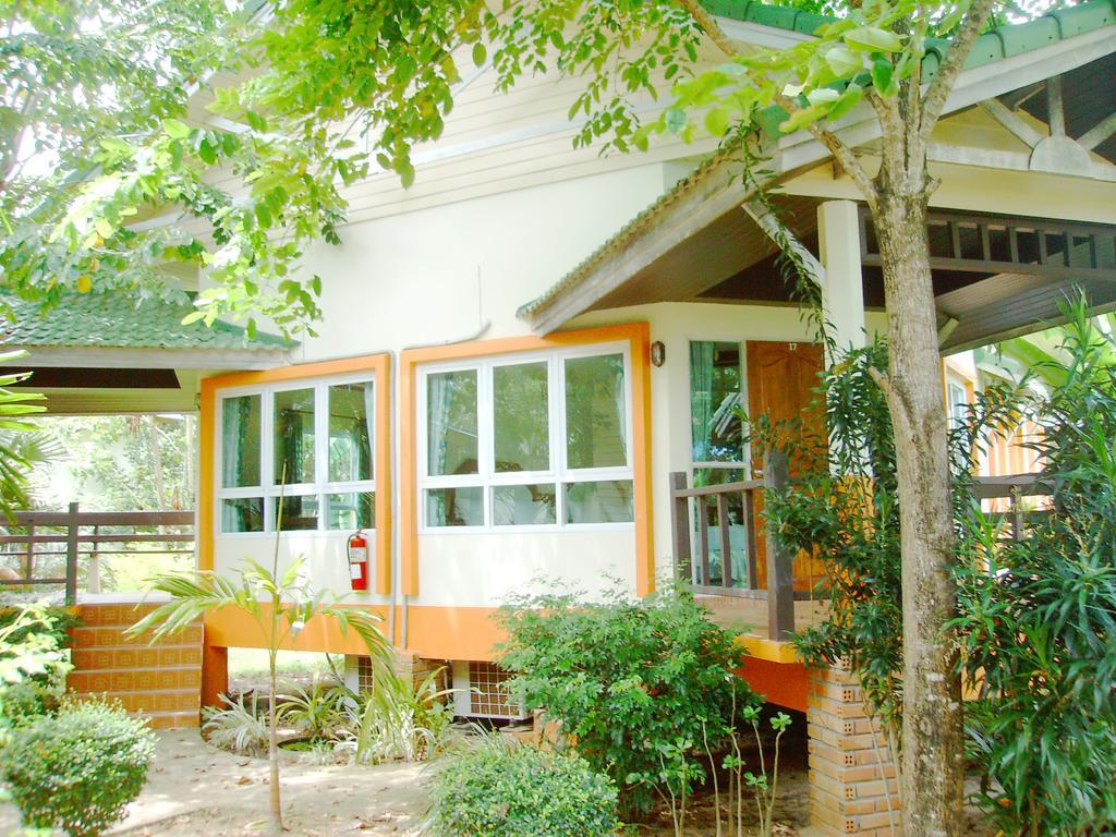 Lanta Palm Beach Resort , Beach Bungalow - Koh Lanta Exterior photo