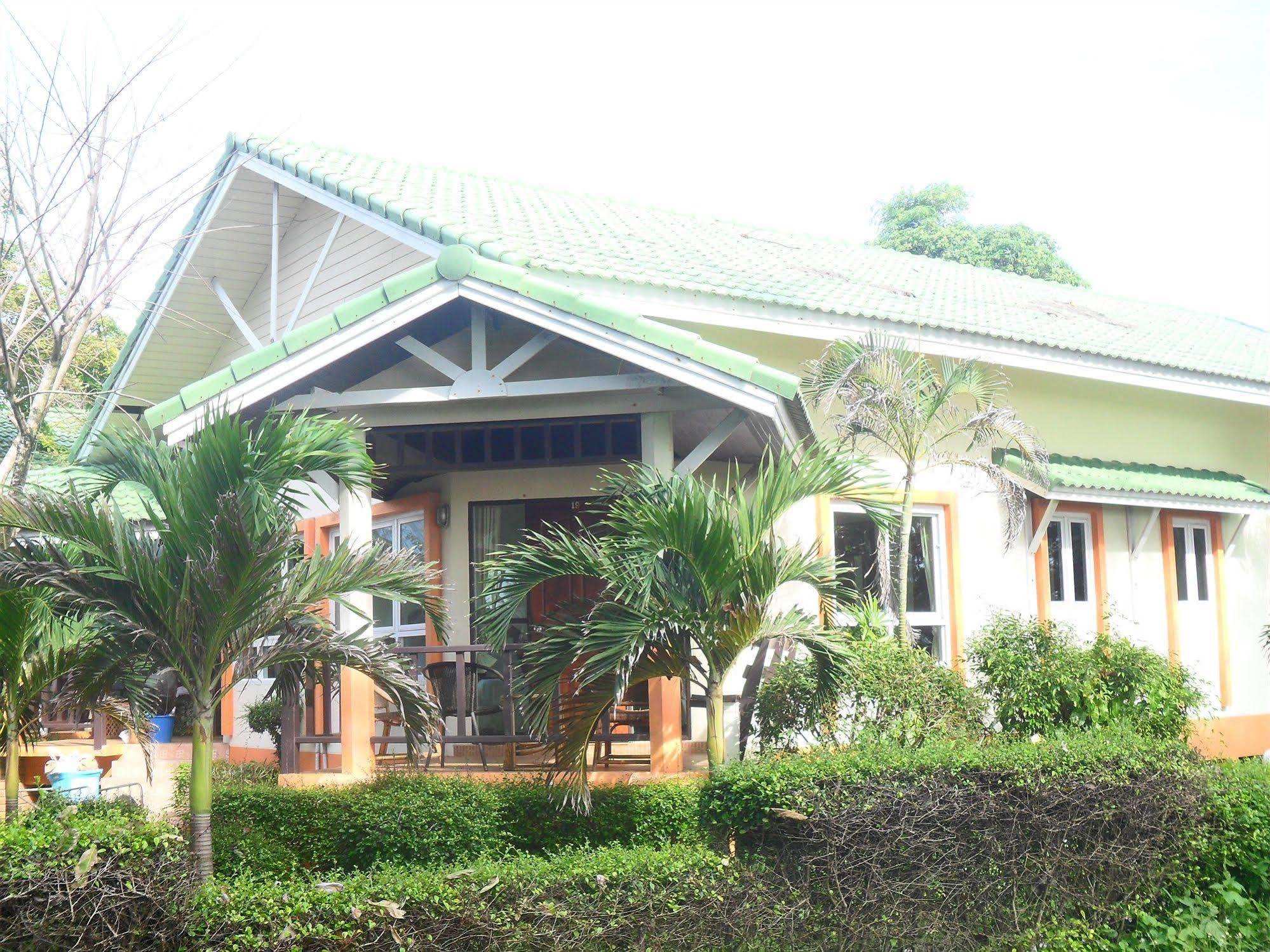 Lanta Palm Beach Resort , Beach Bungalow - Koh Lanta Exterior photo